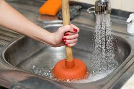 5 maneiras de desentupir o ralo de uma pia de cozinha